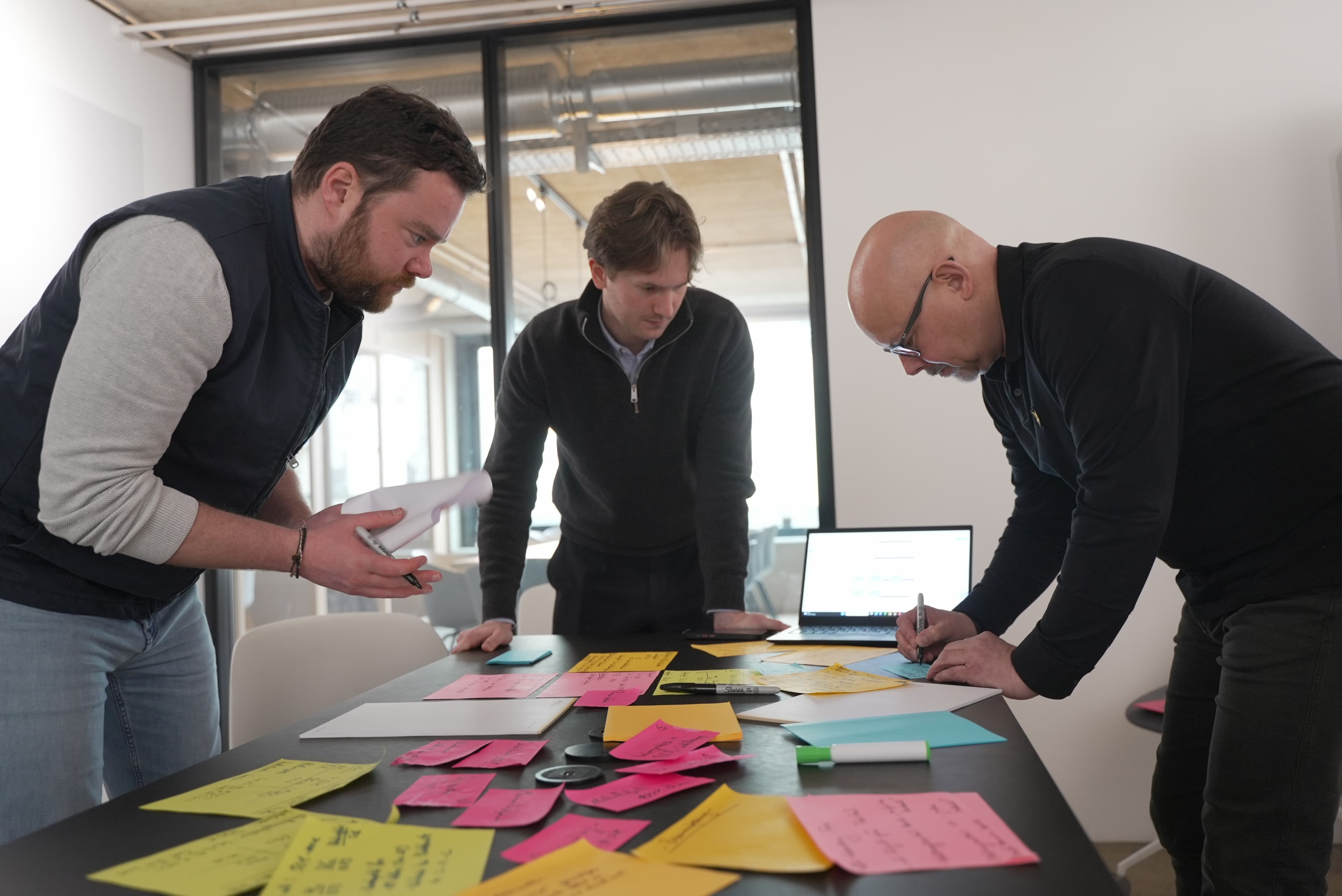 Workshop-Situation am Tisch mit Post-its