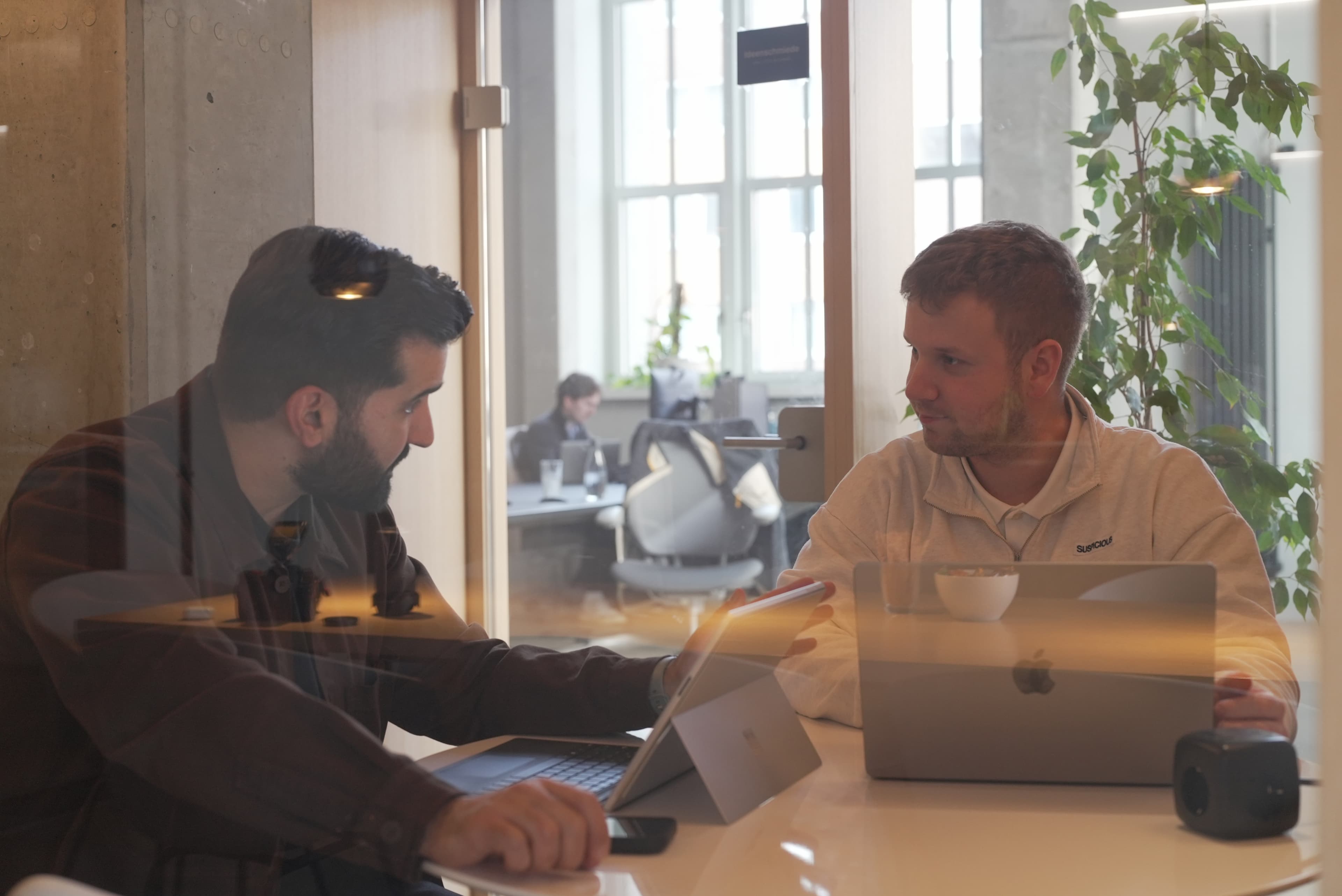 450connect — Market Intelligence & Content Hub für kritische Infrastruktur
